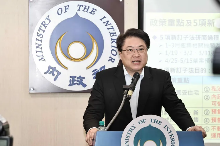 林右昌今親上火線說明《平均地權條例》5子法。施昂強攝