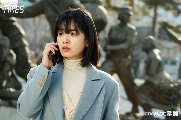 李周映戲裡靠著跟李瑞鎮的跨時空電話，想辦法救父。八大電視提供