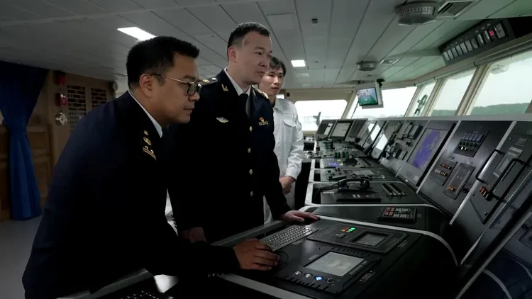 中國海事局釋出「海巡06」輪編隊台海巡航畫面。路透社