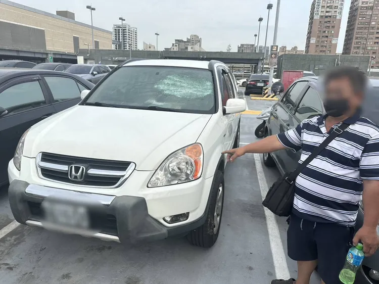 高男違規迴轉，見警拒檢逃逸。翻攝畫面