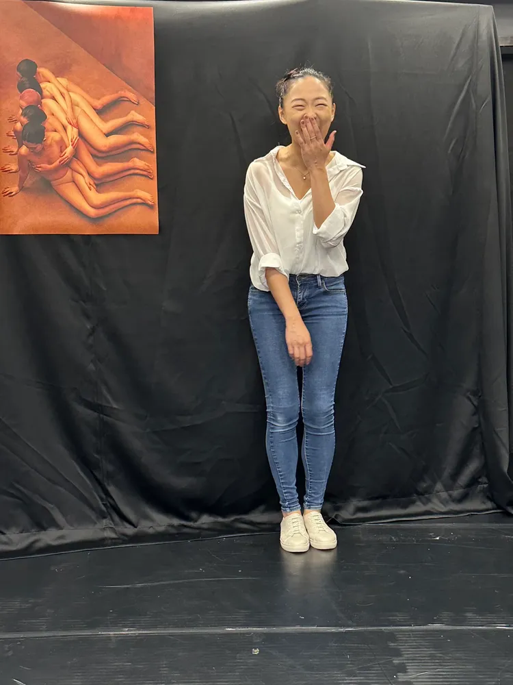 杜蕾兼任幕前幕後。趙大智攝