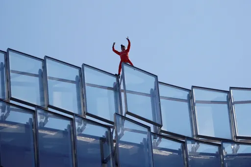 是誰在裝睡?法國60歲「蜘蛛人」爬摩天大樓反年金改革 要馬克宏清醒過來