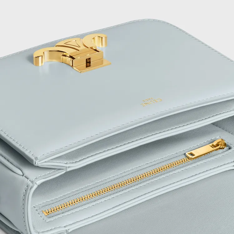 Triomphe手袋內袋採用風琴摺設計隔出夾層，且附有1個拉鍊暗袋。品牌提供