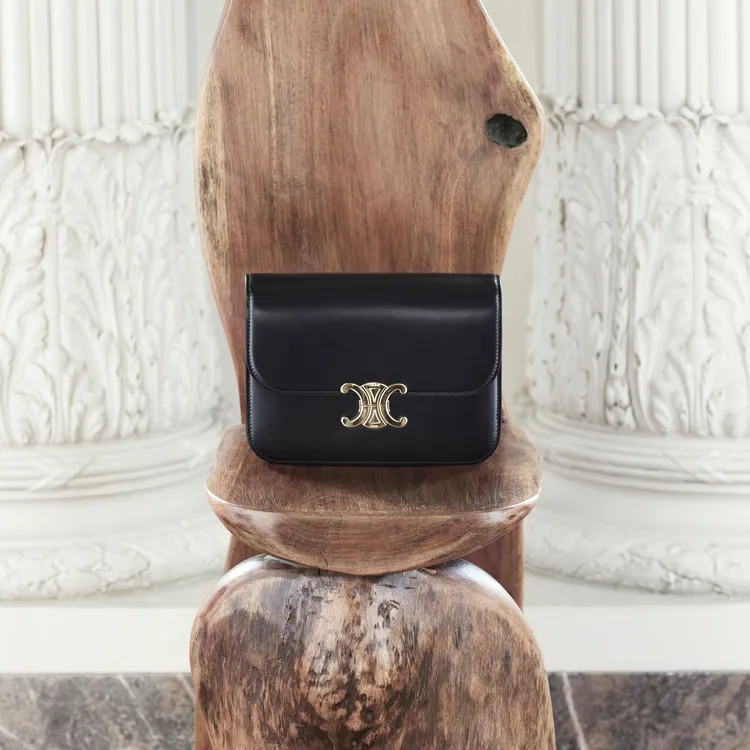 誕生於2018年的Triomphe手袋，由CELINE創意總監Hedi Slimane一手打造。品牌提供