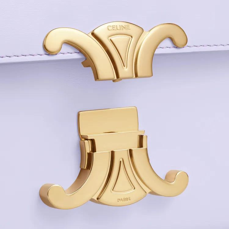獨特的鎖扣造型，源自CELINE創辦人在巴黎凱旋門鎖鍊環中意外發掘到的獨特鏡像雙C元素。品牌提供