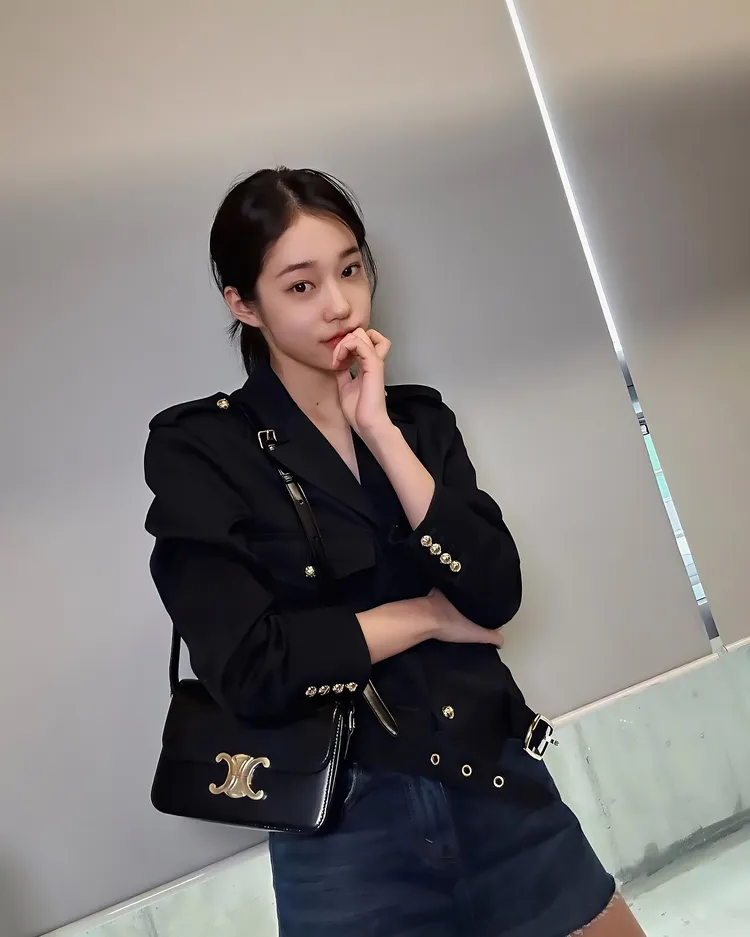 因韓劇《浪漫速成班》備受討論的大勢新人盧允瑞，選擇了百搭的黑色亮面小牛皮Teen Triomphe手袋。翻攝rohyoonseo IG