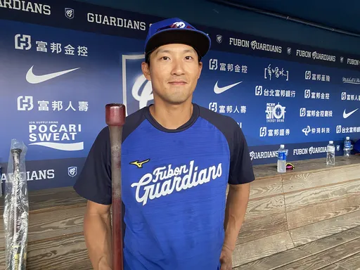 去年林哲瑄在新竹球場撲接受傷!今年復出後首度開轟 多虧了「冰球球棒」