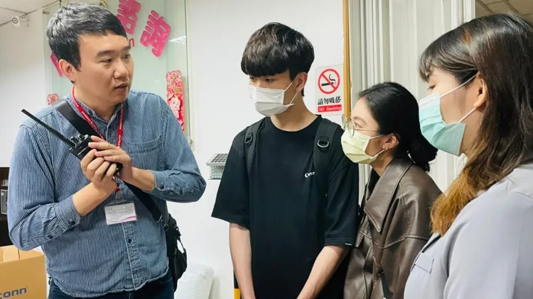 警消向學生介紹各項消防工作。新北市消防局提供