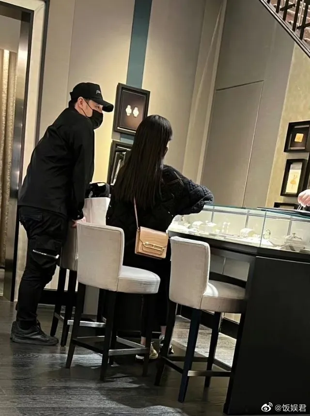 潘瑋柏（左）陪宣云挑珠寶。翻攝飯娛君微博