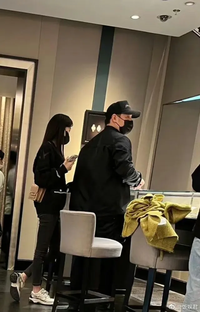 夫妻倆都穿黑衣黑褲。翻攝飯娛君微博