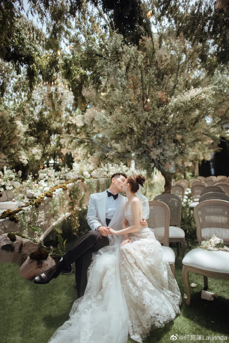 何超蓮與竇驍深情擁吻。