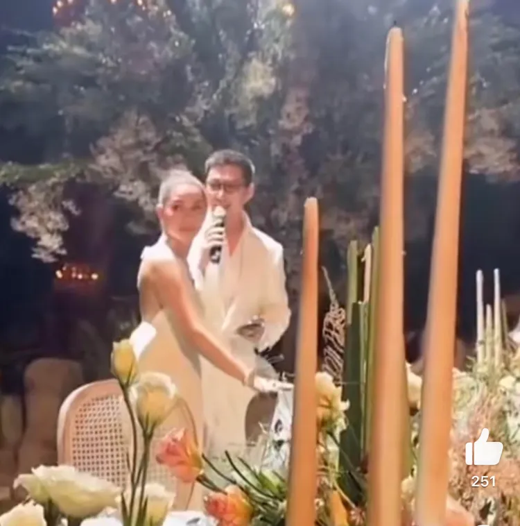 竇驍拿麥克風與張學友接唱，何超蓮表情看得出事前應該不知道這橋段。翻攝小埋碎碎念