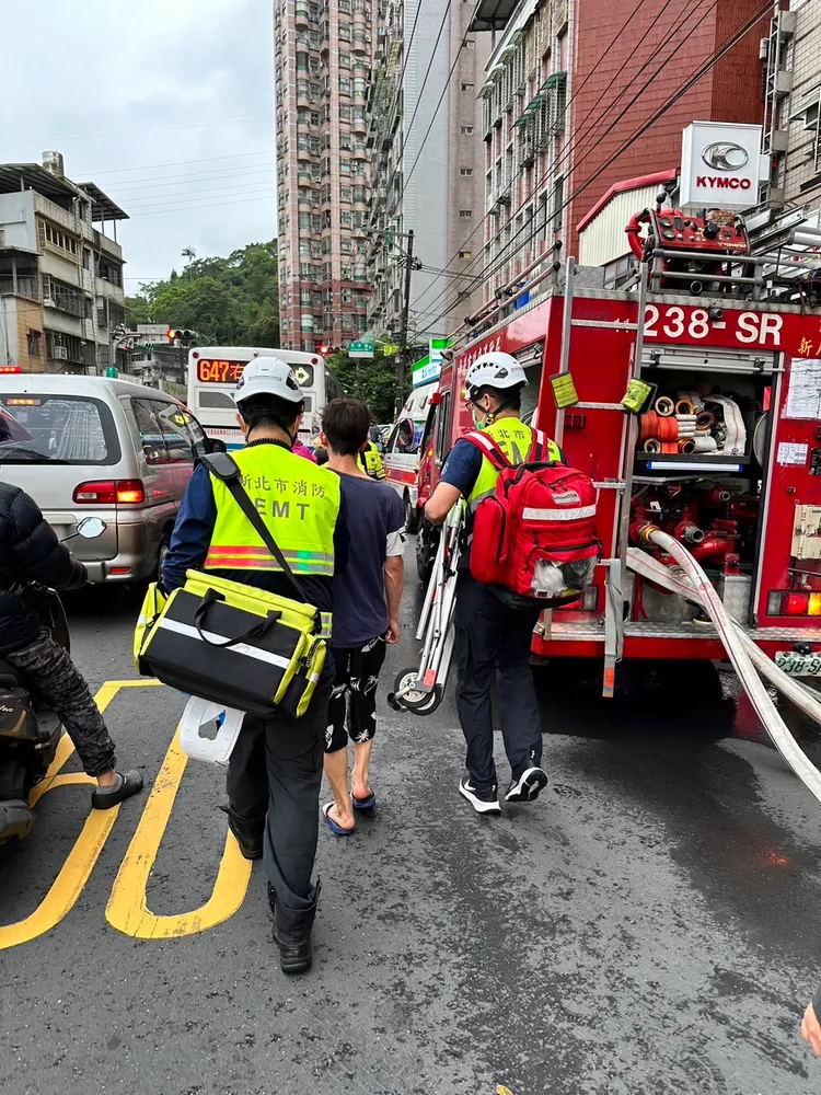 警消出動大批人車到場。新店警分局提供