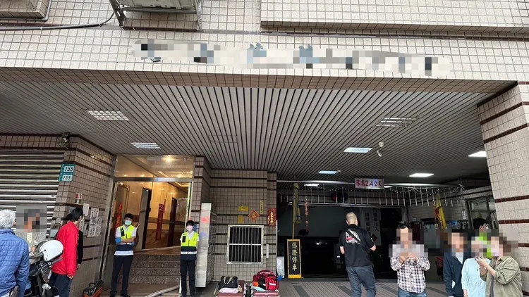 警消疏散大樓住戶。新店警分局提供