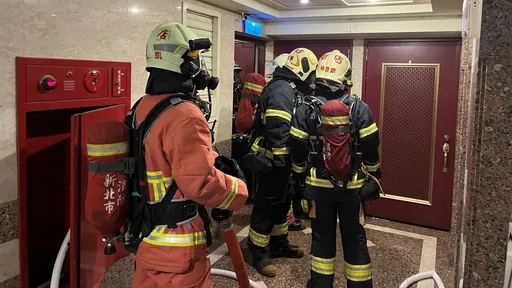 新北男屋內開瓦斯　警消急疏散住戶！對峙1小時破門逮人