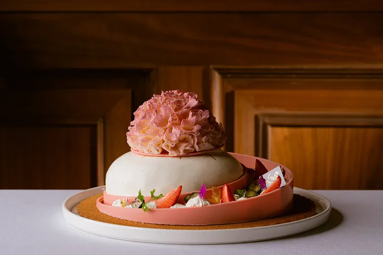 Lawrys勞瑞斯「白桃馨意 - 香檳白桃優格慕斯蛋糕」。業者提供