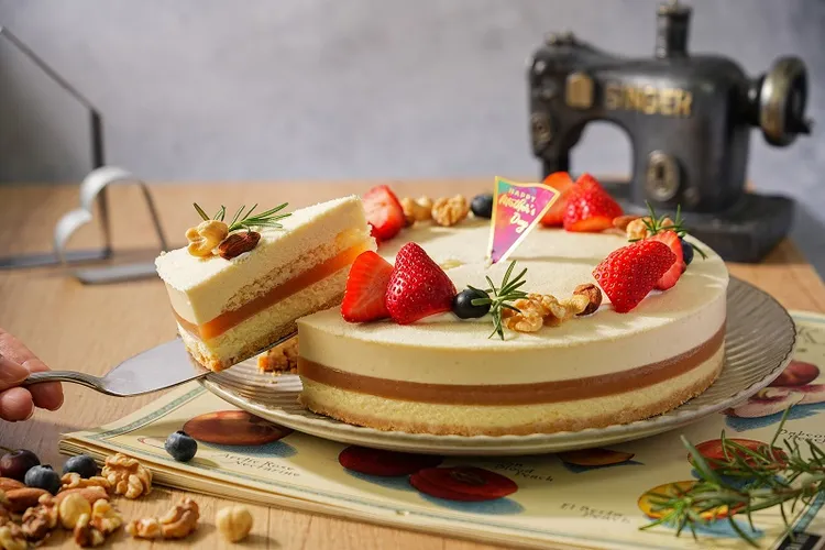 「普諾麵包坊」獻上母親節限定蛋糕，以水蜜桃為蛋糕整體主軸，製成多層次的蛋糕內餡及柔和表層，搶攻母親節商機。業者提供