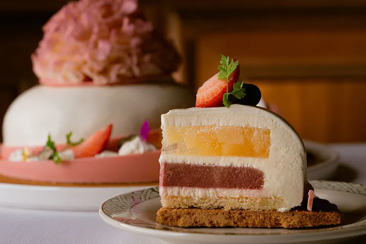 Lawrys勞瑞斯「白桃馨意 - 香檳白桃優格慕斯蛋糕」。業者提供