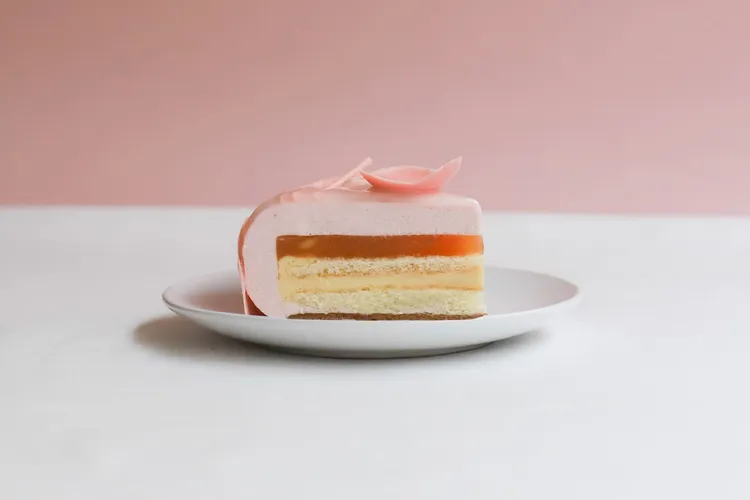 《蜜桃花語》內層為粉嫩晶瑩的蜜桃慕斯搭配手工特製的啤酒奶餡 。業者提供