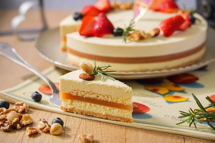 白巧克力的蛋糕表層佐上新鮮堅果及當令水果，母親節8吋「桃心」蛋糕，售價980元。業者提供