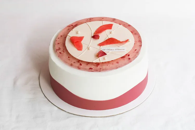 《嫣紅萬紫》以玫瑰花瓣與葡萄柚的浪漫組合，供應兩種尺寸選擇。業者提供