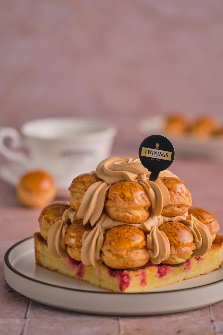 深夜裡的法國手工甜點-唐寧莓果花園泡芙塔。業者提供