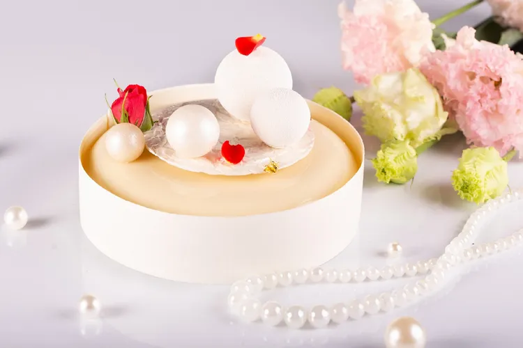 台北萬豪母親節限定蛋糕「伊莉莎白」，靈感來自記憶中媽媽化妝桌上的珍珠項鍊。業者提供