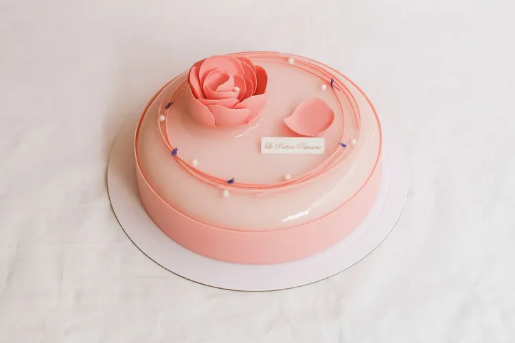 《蜜桃花語》獨賣7吋蛋糕 ，最上層妝點的巧克力花是獻給母親的花禮。 業者提供