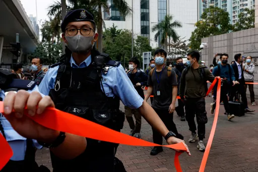 警察又作賊!休假港警在鬧區偷醉漢手機被活逮
