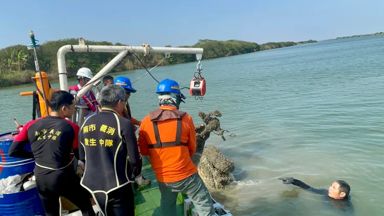 警方專案小組昨自曾文溪中打撈出88槍擊案槍手孔祥志犯案所騎乘的機車。讀者提供