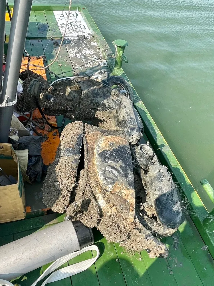 警方專案小組昨自曾文溪中打撈出88槍擊案槍手孔祥志犯案所騎乘的機車。讀者提供