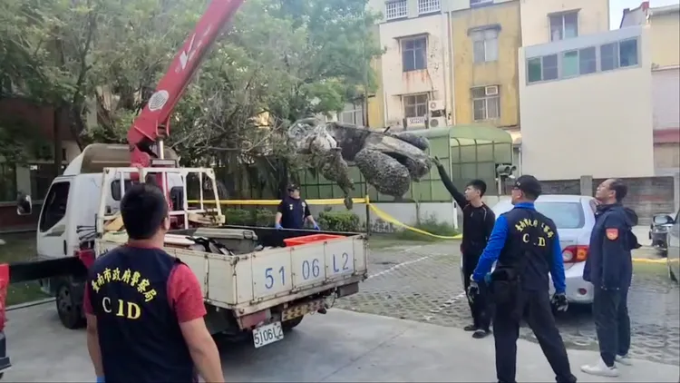 警方專案小組昨自曾文溪中打撈出88槍擊案槍手孔祥志犯案所騎乘的機車。讀者提供