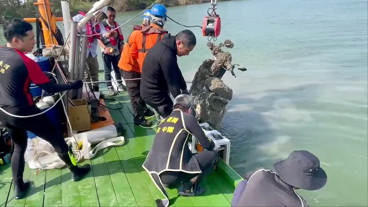 警方專案小組昨自曾文溪中打撈出88槍擊案槍手孔祥志犯案所騎乘的機車。讀者提供