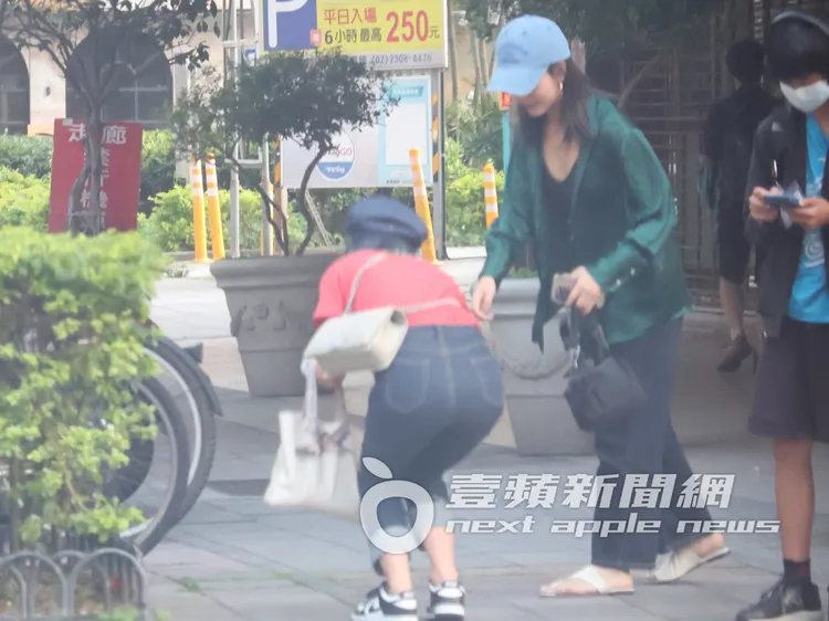 大元（左）彎下腰撿掉在地上的唇膏。特勤中心攝