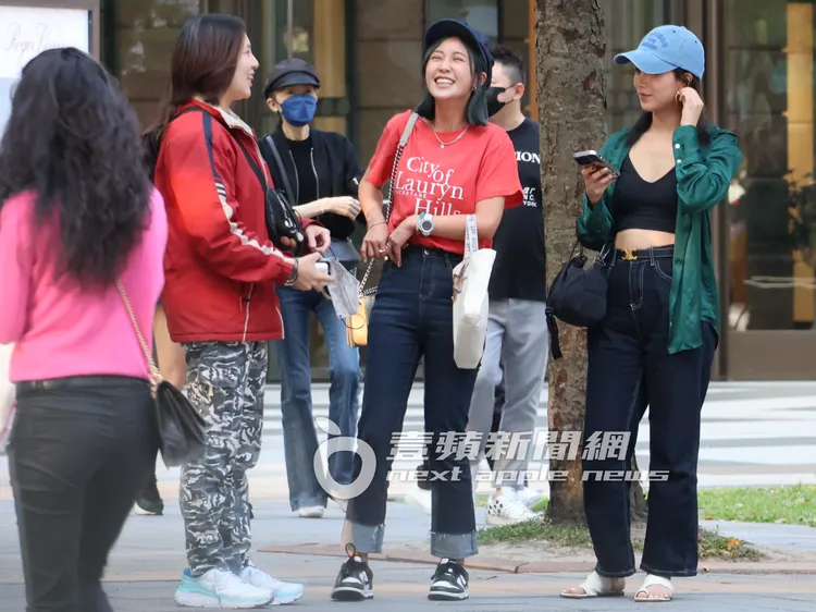 大元（中）和朋友聊到開心之處露出燦爛微笑，王上菲也露出淡淡微笑。特勤中心攝