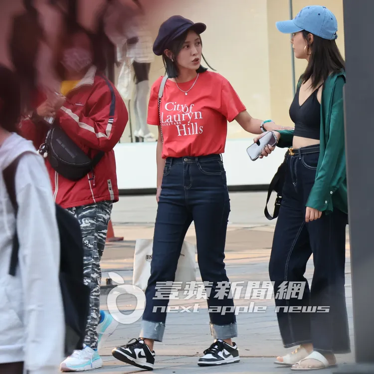 大元（左）和穿著火辣的王上菲在路邊聊天，她一點也不擔心被比下去。特勤中心攝