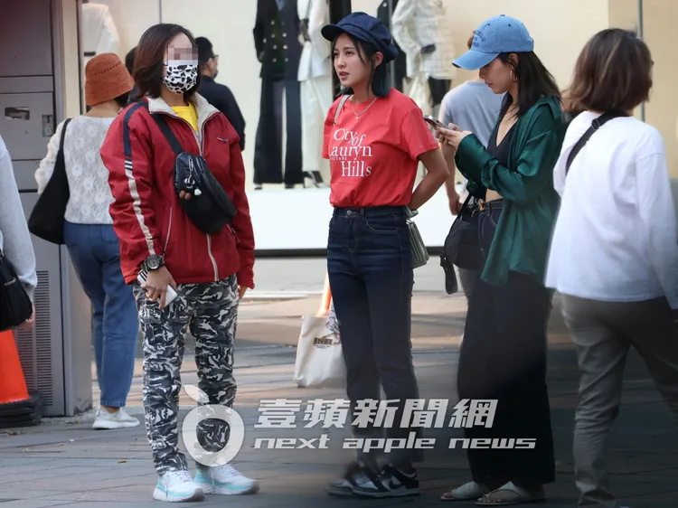 大元（中）巧遇朋友，話匣子打開聊不停。特勤中心攝