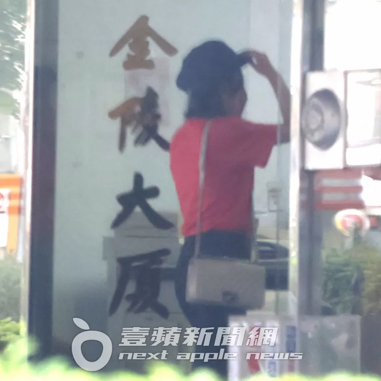 大元跟著王上菲一同進入一棟大厦續攤。特勤中心攝