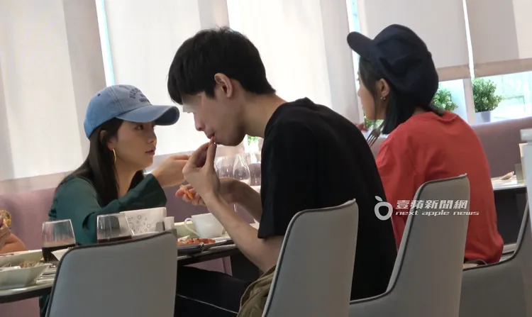 大元（右）身穿醒目紅色上衣和姊妹王上菲聚餐。特勤中心攝