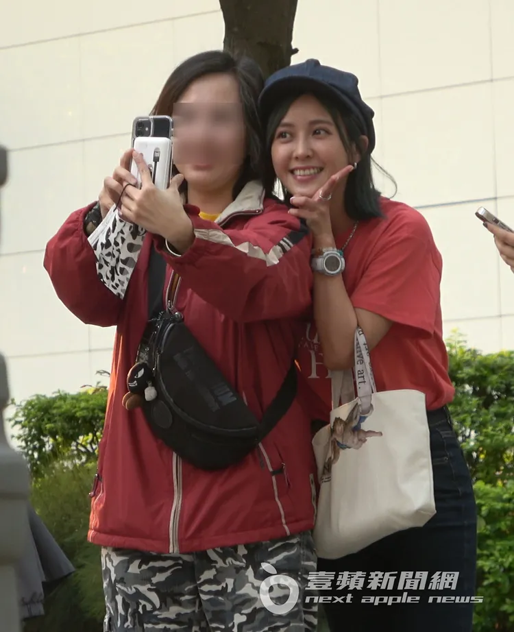 大元（右）和許久未見的朋友開心合影。特勤中心攝