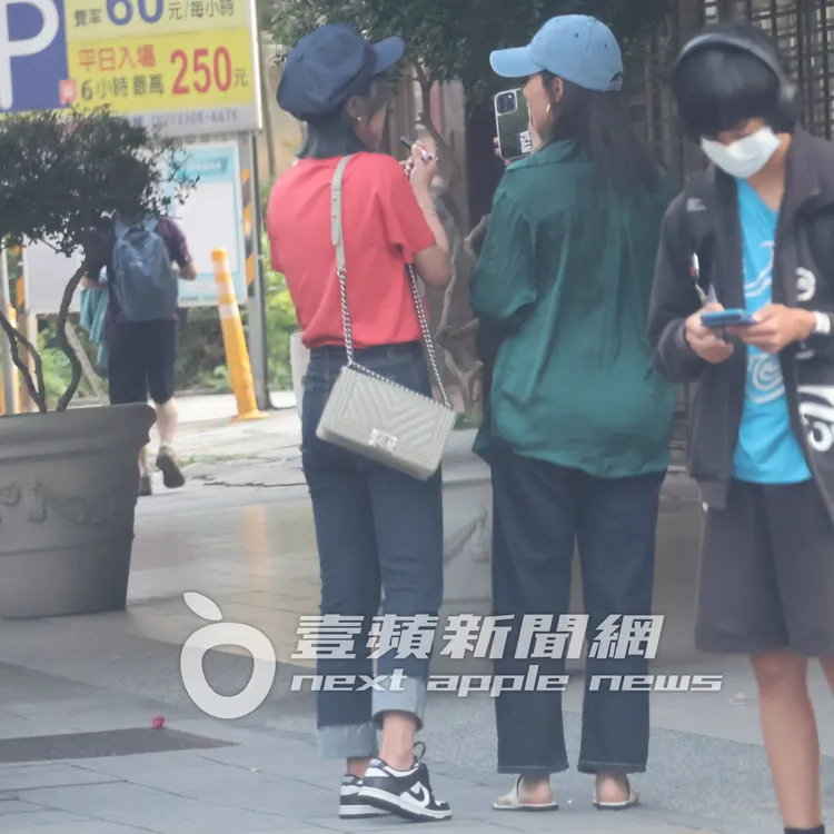 補完唇色的大元（左），請王上菲幫忙看整體面容氣色。特勤中心攝