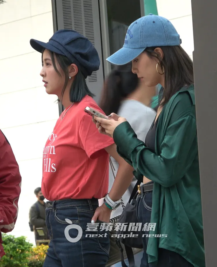 大元（左）32E奶藏不住，身材凹凸有致。特勤中心攝