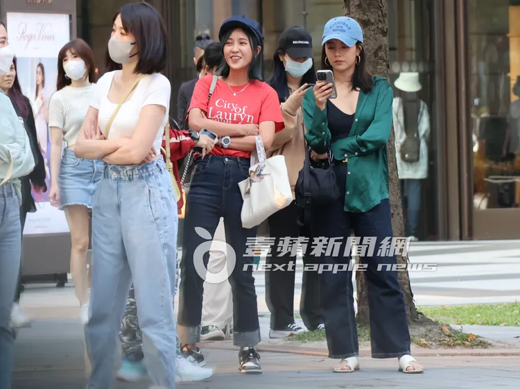 王上菲（右）科技冷漠滑手機等紅路燈。特勤中心攝