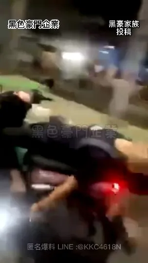 有騎士挑戰躺著騎車。引自黑色豪門企業