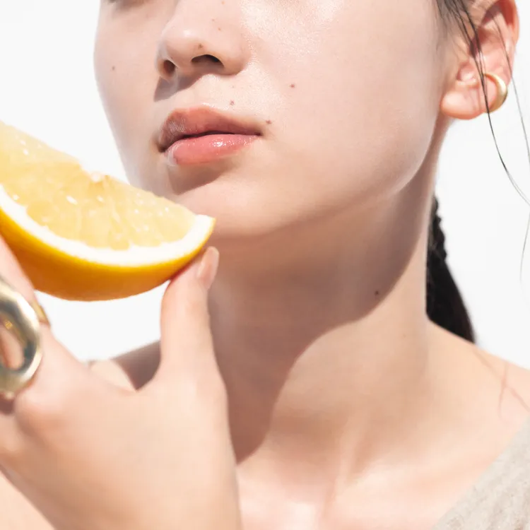 ALLIE持采濾鏡調色UV防曬乳一瓶搞定防曬＋潤色(木質調勻妍)。照片提供：台灣鐘紡