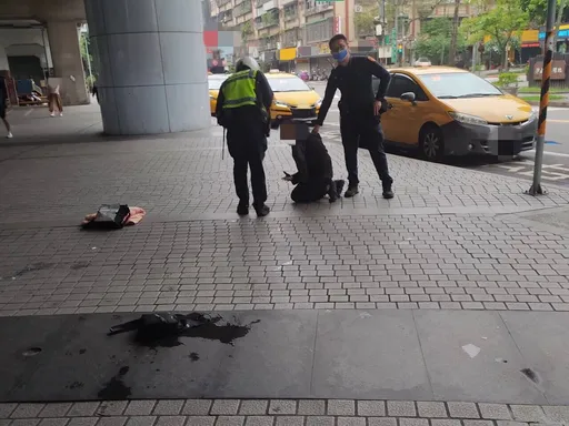  外送員在計程車旁小便！運將不爽竟被他鎖喉勒死　辯「忘了發生什麼事」遭羈押