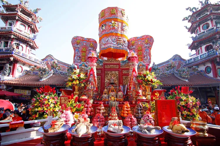 祝壽大典的供品出現葷食，隨行信眾從起駕開始吃了3天素，祝壽典禮後也可開始吃葷食。翻攝臉書「大甲鎮瀾宮」