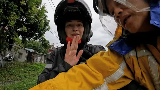 外国女生重机环岛被台湾阿伯「拦车拔钥匙」　网气炸开骂！反而是她出声缓颊