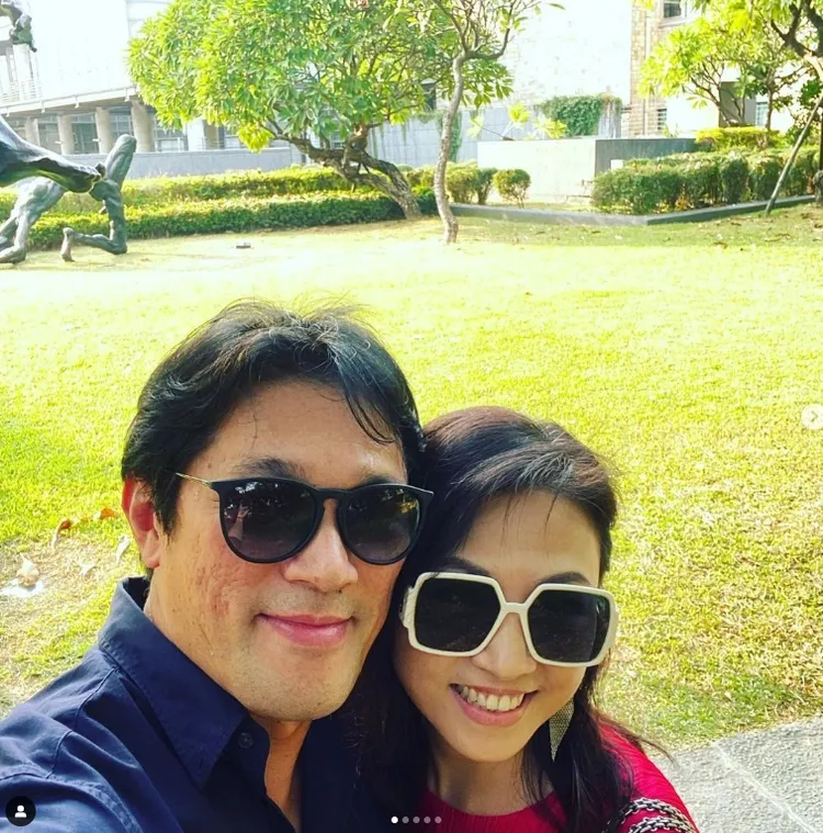 曾格爾秀出陳坤保(左)在法庭上證詞，強調自己沒有和對方上床。引自岳啟儒臉書