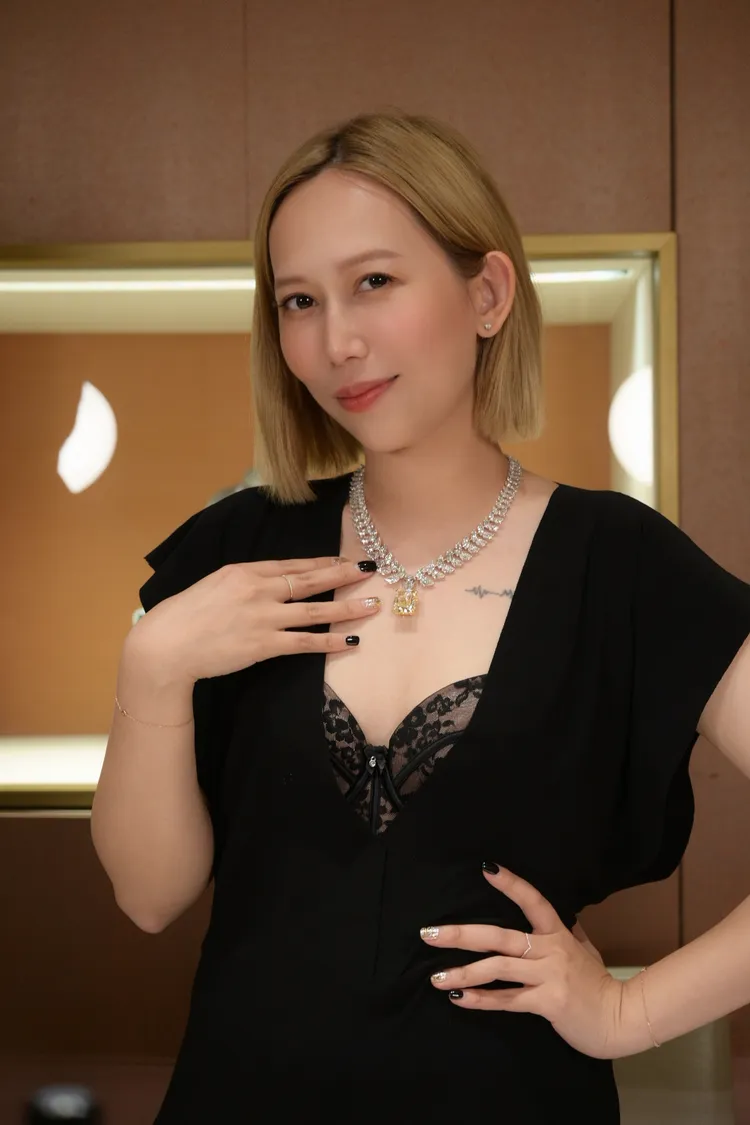 瑪菲司戴上價值逼近1億元的鑽石項鍊。HaloMavis國際連線提供